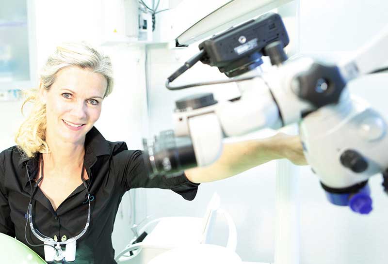 Zahnarzt Leipzig – Mikroskopische Behandlung in unserer Zahnarztpraxis
