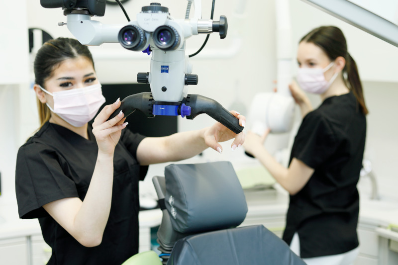 Zahnarzt Leipzig - Mikroskopische Behandlung in unserer Zahnarztpraxis